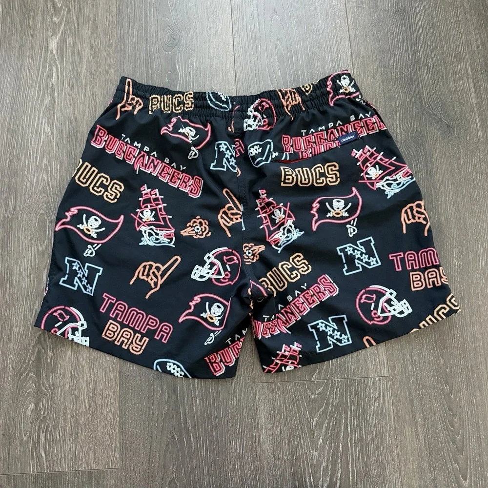 Chubbies NFL Tampa Bay Buccaneers Mens 6'' Inseam Lined Swim Trunks Large Bucs